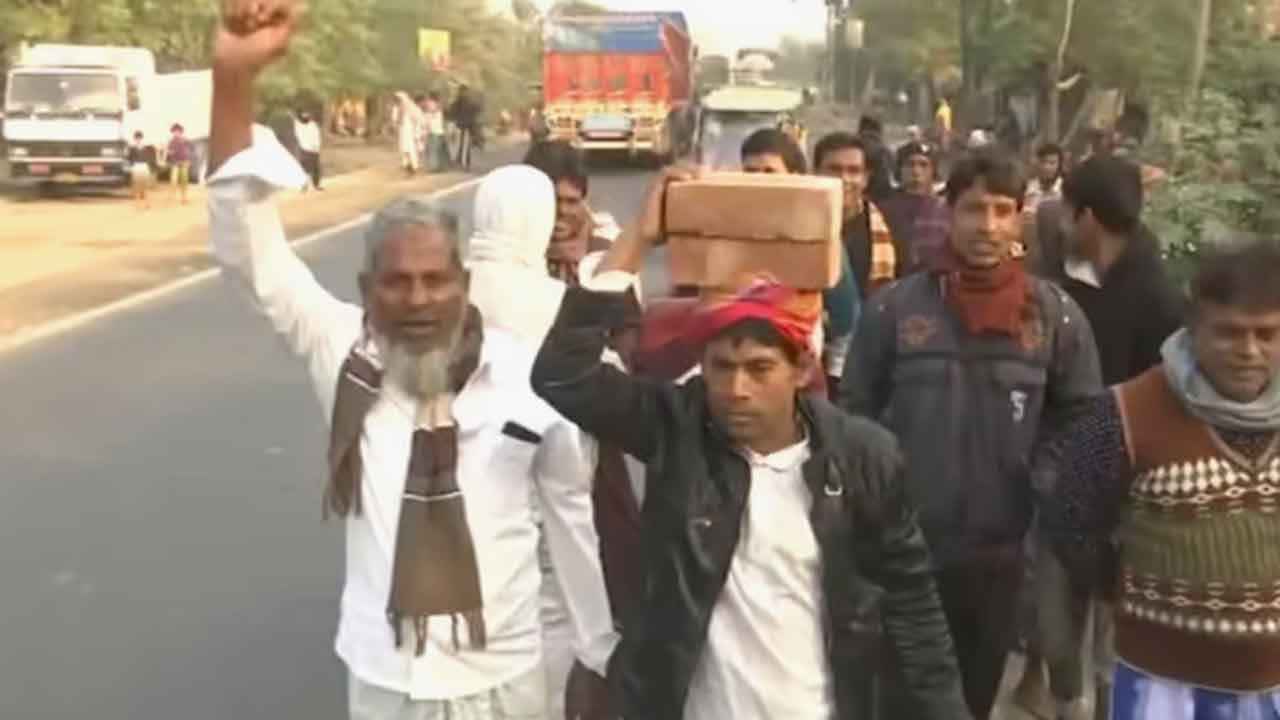 বাবরি মসজিদের জন্য মাথায় করে ইট আনেন স্থানীয়রা