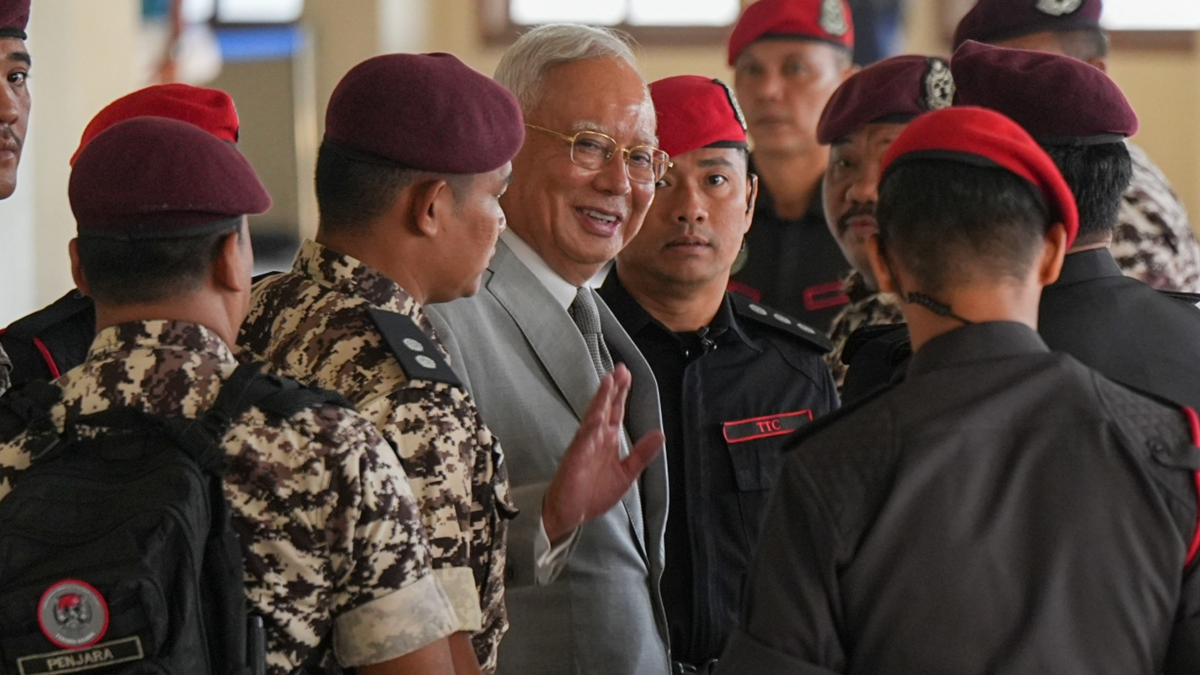 মালয়েশিয়ার সাবেক প্রধানমন্ত্রী নাজিব রাজাকের ১৫ বছরের কারাদণ্ড