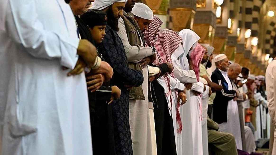 মুসাফির জামাতে শরিক হলে কত রাকাত পড়তে হবে?