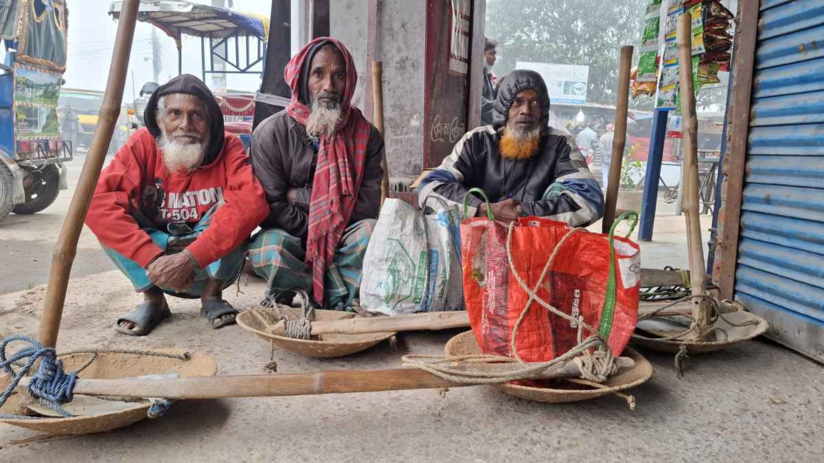 হাড়কাঁপানো শীতে কাজ না পেয়ে বিপাকে নিম্নআয়ের মানুষ