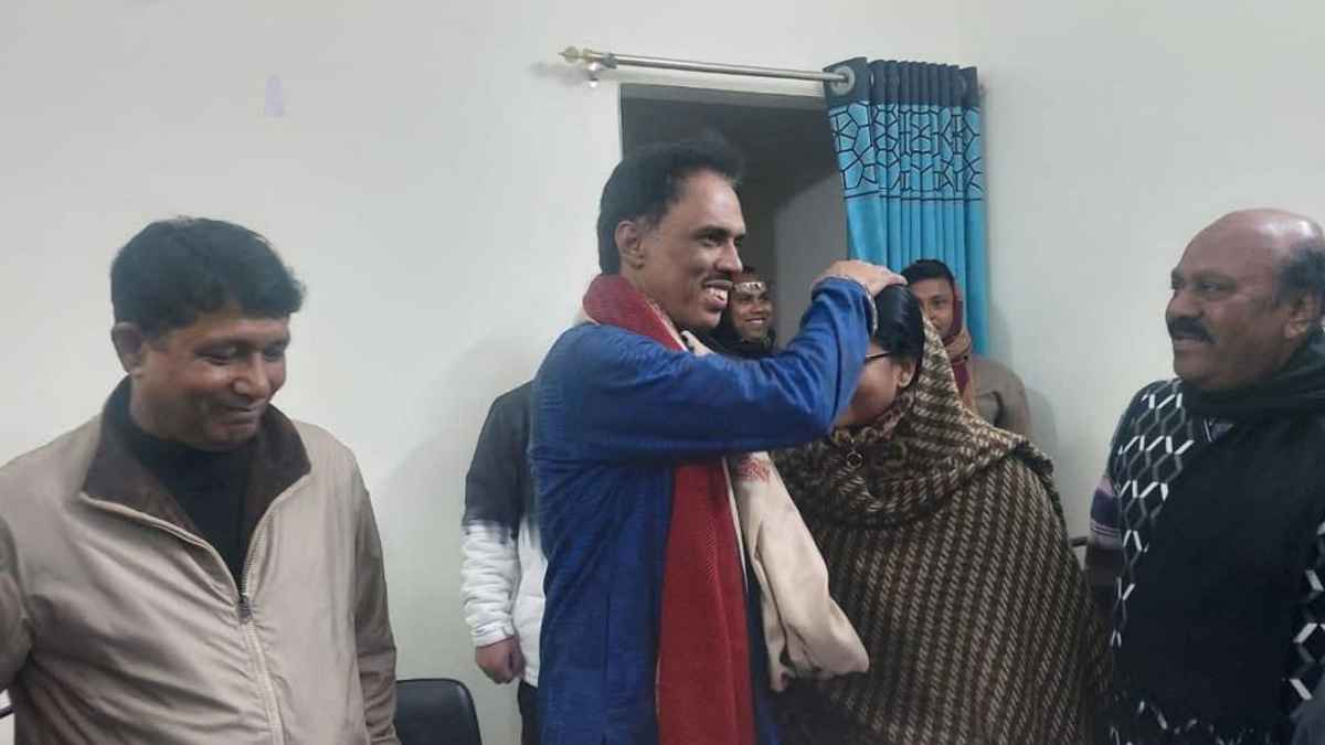 স্বতন্ত্র প্রার্থী টিপুর বাসায় গেলেন ধানের শীষের প্রার্থী পুতুল, চাইলে