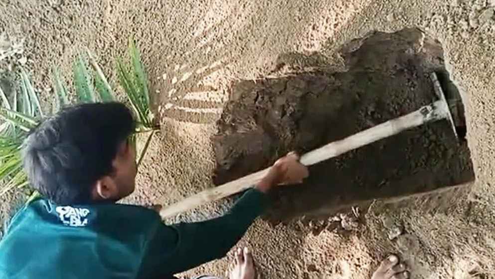 কবর থেকে ভেসে আসছিল রিংটোন, খুঁড়ে যা পাওয়া গেল