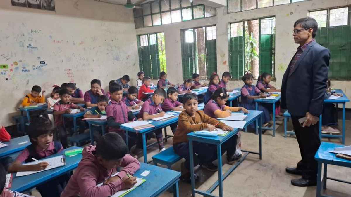 একাই সাড়ে চারশ শিক্ষার্থীর পরীক্ষা নিচ্ছেন প্রধান শিক্ষক