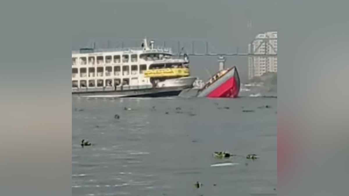 বুড়িগঙ্গায় লঞ্চের ধাক্কায় বালুবাহী বাল্কহেড ডুবি