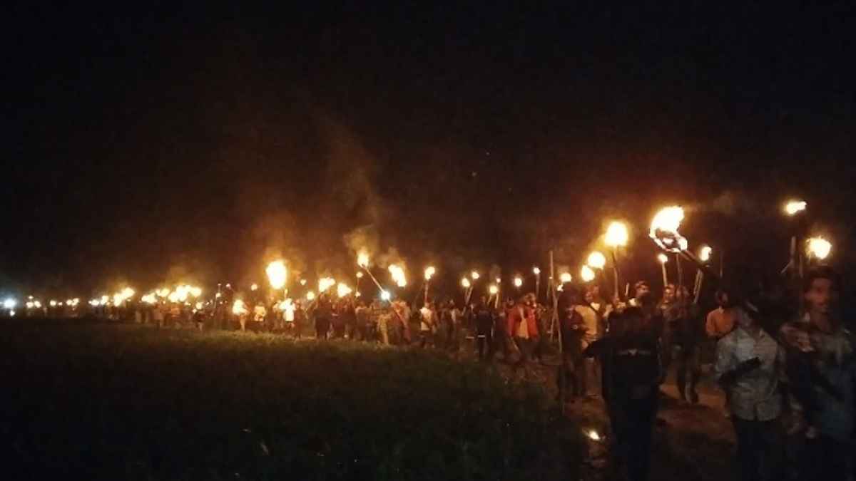 ফসলি জমি নষ্ট করে বুড়ি তিস্তা নদী খনন প্রকল্পের প্রতিবাদে মশাল মিছিল