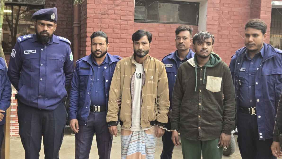 নওগাঁয় মদসহ ৭০ কেজি গাঁজা উদ্ধার