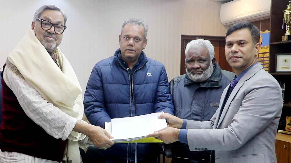 মনোনয়নপত্র জমা দিলেন সাবেক প্রতিমন্ত্রী আলমগীর কবির