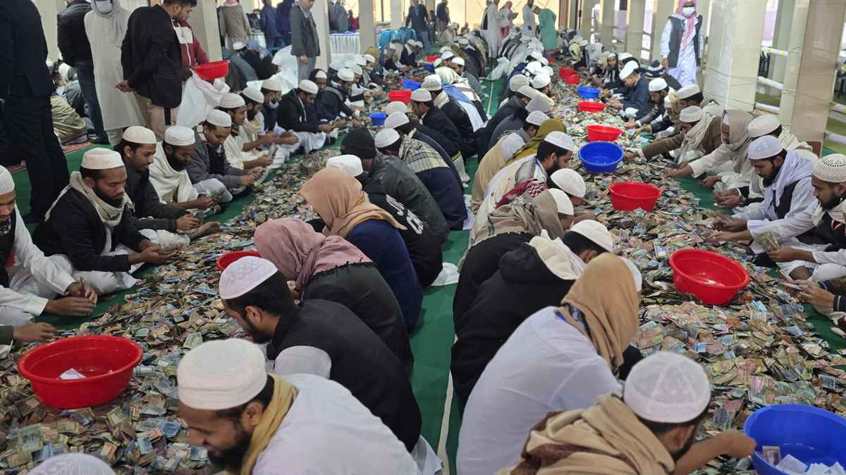 পাগলা মসজিদের দানবাক্সে মিলেছে রের্কড ৩৫ বস্তা টাকা, চলছে গণনা