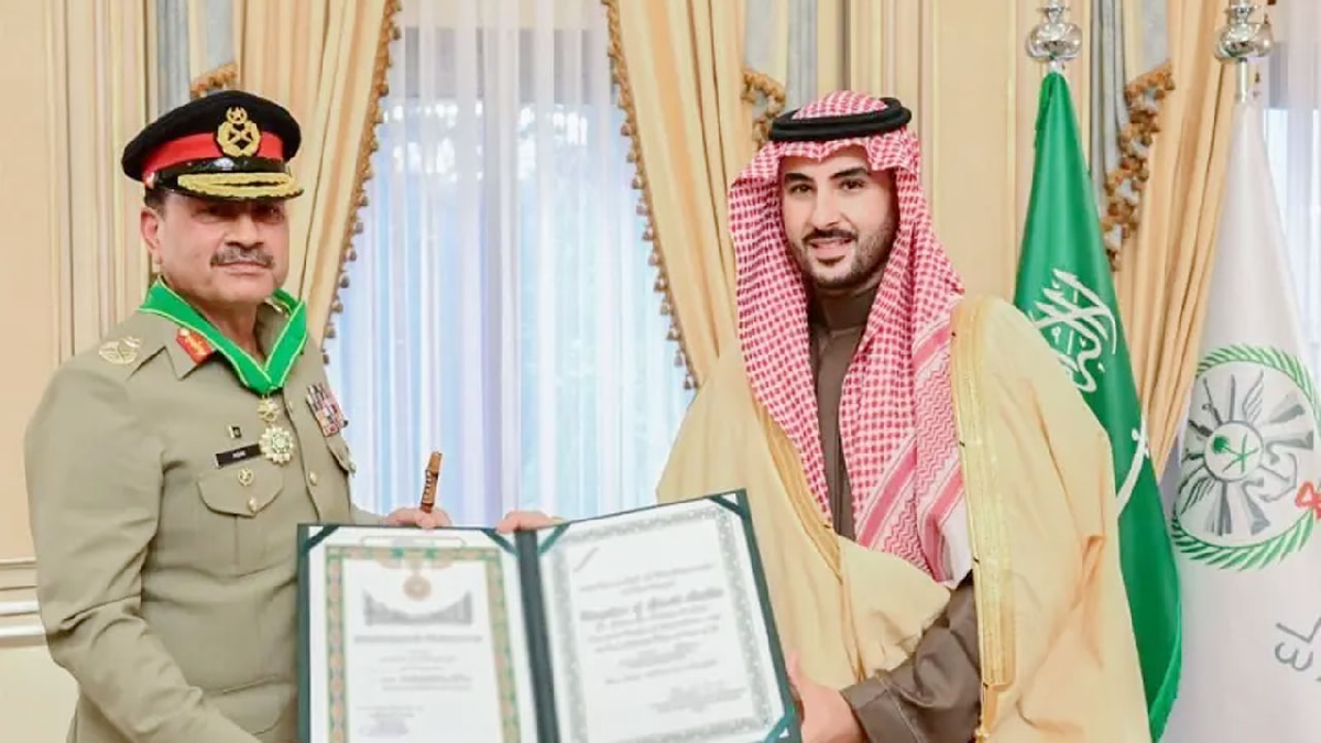 পাকিস্তানের সেনাপ্রধানকে সর্বোচ্চ রাষ্ট্রীয় পদক দিল সৌদি আরব