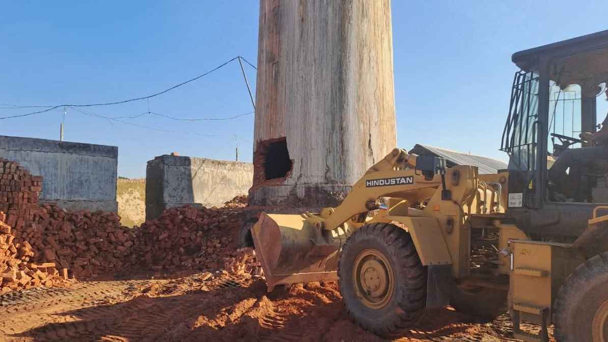 পঞ্চগড়ে অবৈধ ২ ইটভাটার চিমনি গুঁড়িয়ে দিল প্রশাসন