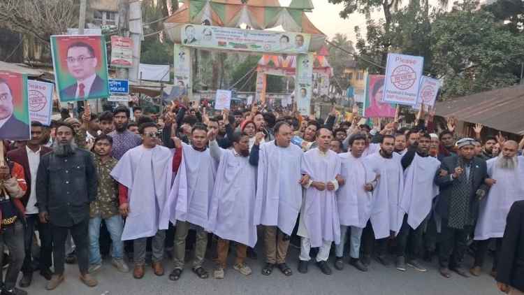 বাউফলে বিএনপির মনোনয়ন বাতিলের দাবিতে কাফনের কাপড় পরে বিক্ষোভ