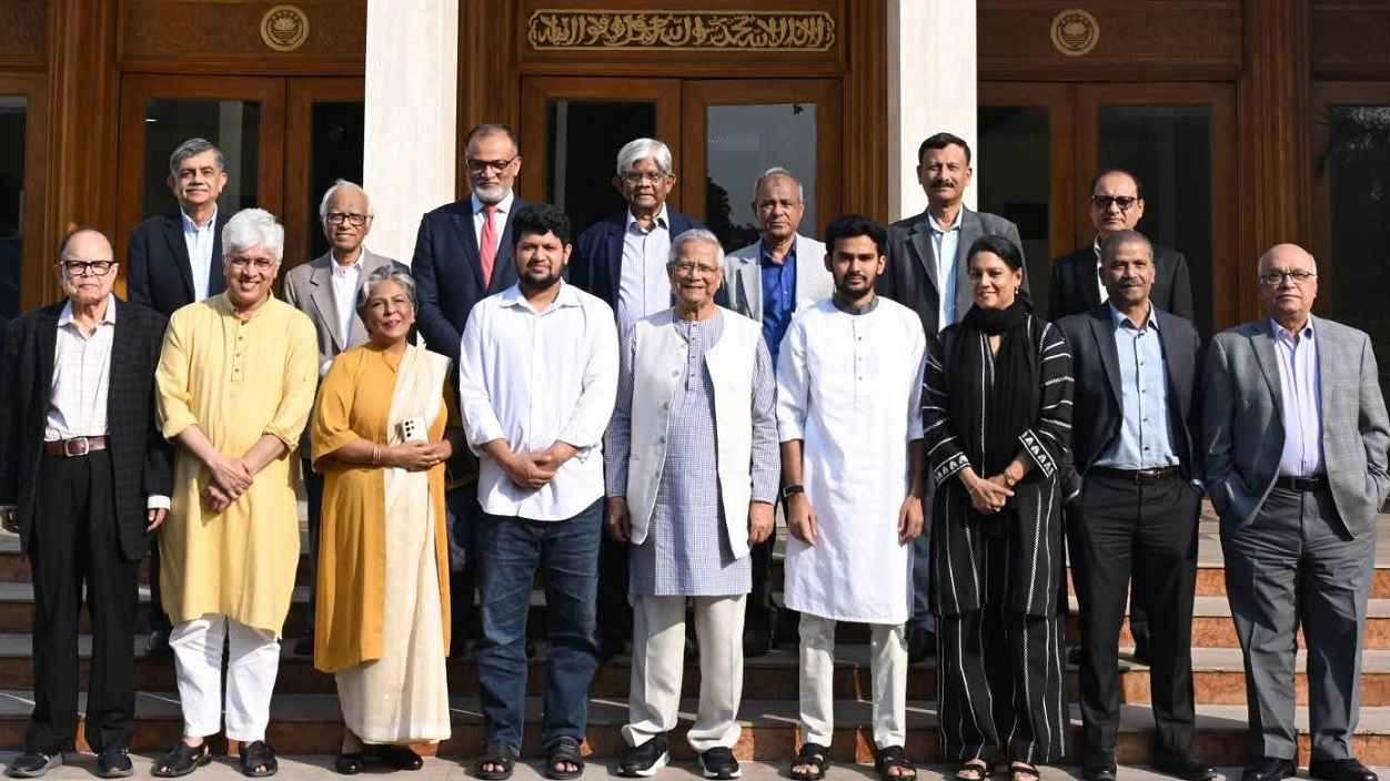 বিদায়ী ২ উপদেষ্টার সম্মানে প্রধান উপদেষ্টার মধ্যাহ্নভোজ