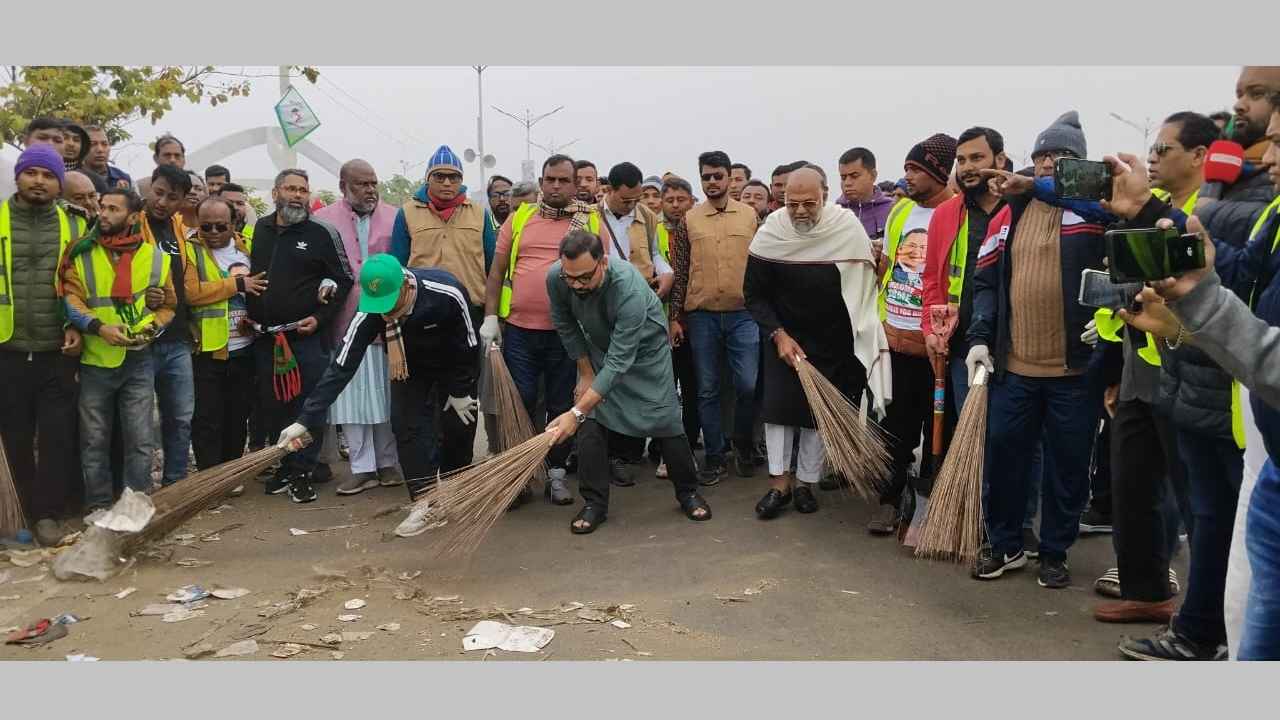 তিনশ ফিট সড়কের বর্জ্য পরিষ্কার করলেন বিএনপি নেতাকর্মীরা