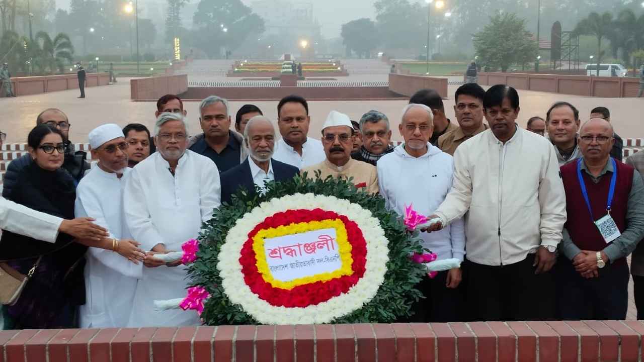 স্মৃতিসৌধে তারেক রহমানের পক্ষে বিএনপিনেতাদের শ্রদ্ধা