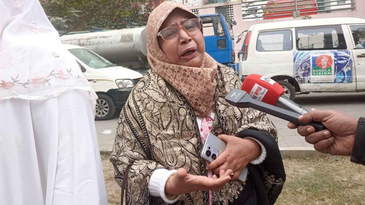 খালেদা জিয়ার মৃত্যু: স্মৃতিচারণ করে কাঁদলেন ঢাবির সাবেক ছাত্রদল নেত্রী