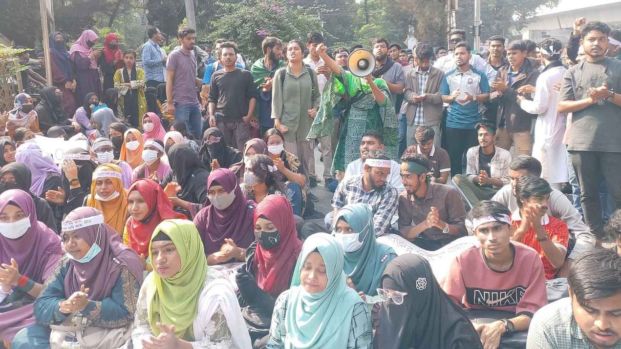 শিক্ষা ভবনের সামনে সাত কলেজ শিক্ষার্থীদের টানা অবরোধে স্থবির রাস্তাঘাট