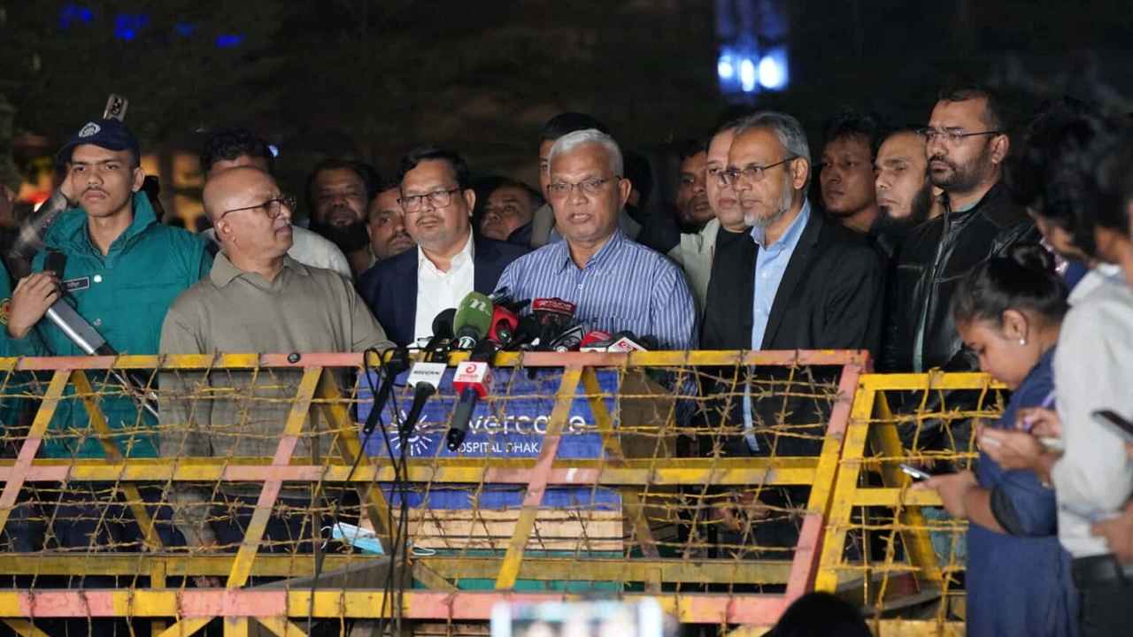 চিকিৎসা নিতে পারছেন বেগম জিয়া, গুজব ছড়াবেন না: ডা. জাহিদ