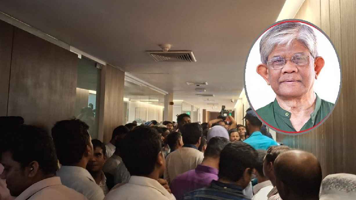 ৬ ঘণ্টা পর পুলিশি পাহারায় সচিবালয় ছাড়লেন অর্থ উপদেষ্টা