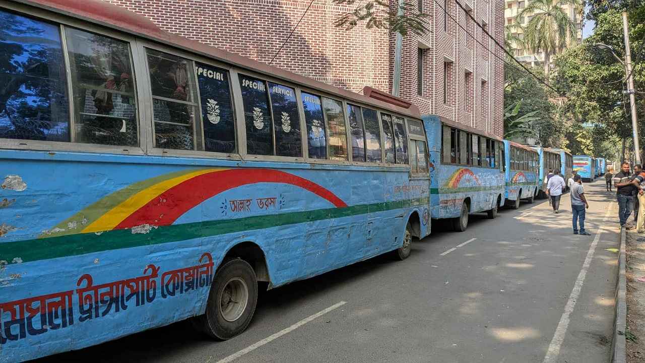 তুচ্ছ ঘটনায় মেঘলার ১২ বাস আটকে দিল ঢাকা কলেজ শিক্ষার্থীরা