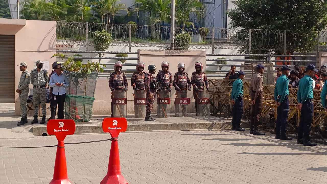 এভারকেয়ার হাসপাতালে কঠোর অবস্থানে পুলিশ-বিজিবি
