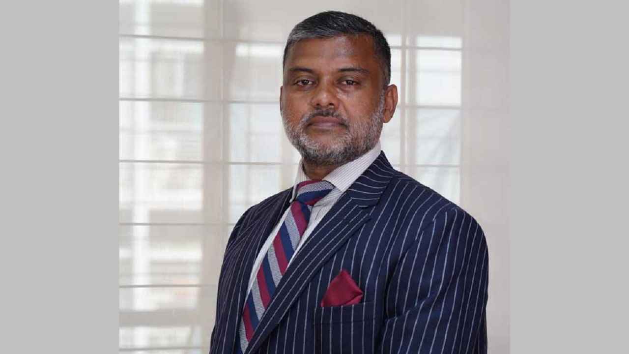 রোজা ও পূজা বিতর্ক: আইনজীবী শিশির মনিরের বিরুদ্ধে মামলা