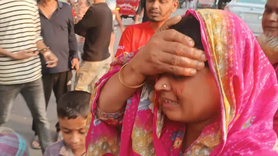 শান্তিনগরে ফ্লাইওভার থেকে নিচে ককটেল নিক্ষেপ, নারী আহত