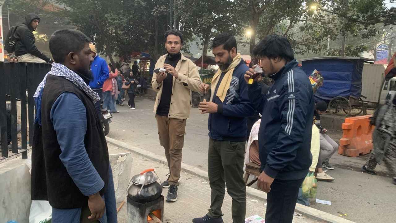 শাহবাগে আন্দোলনকারীদের ফ্রিতে চা খাওয়াচ্ছেন ফুটপাতের জুস বিক্রেতা