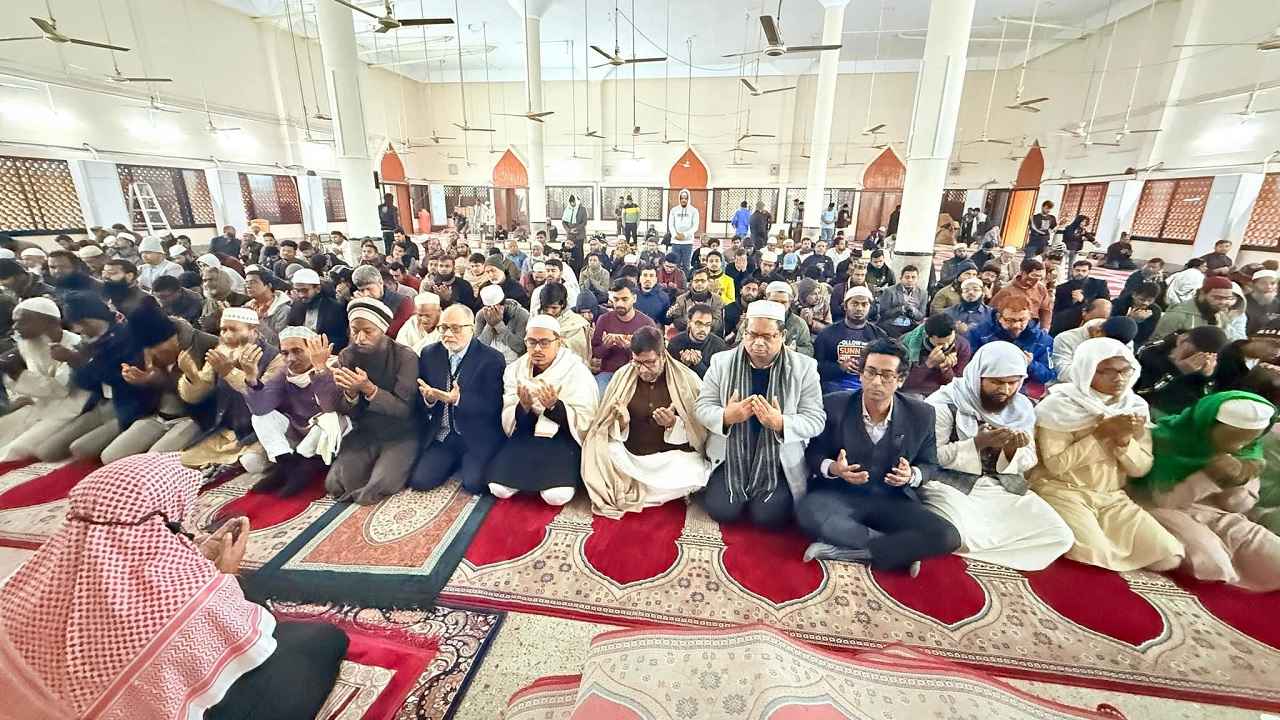 খালেদা জিয়ার আত্মার মাগফিরাত কামনায় ঢাবিতে দোয়া মাহফিল