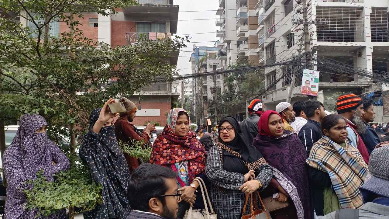 খালেদা জিয়ার মৃত্যুতে হাসপাতালের সামনে নারী নেতাকর্মীদের ভিড়