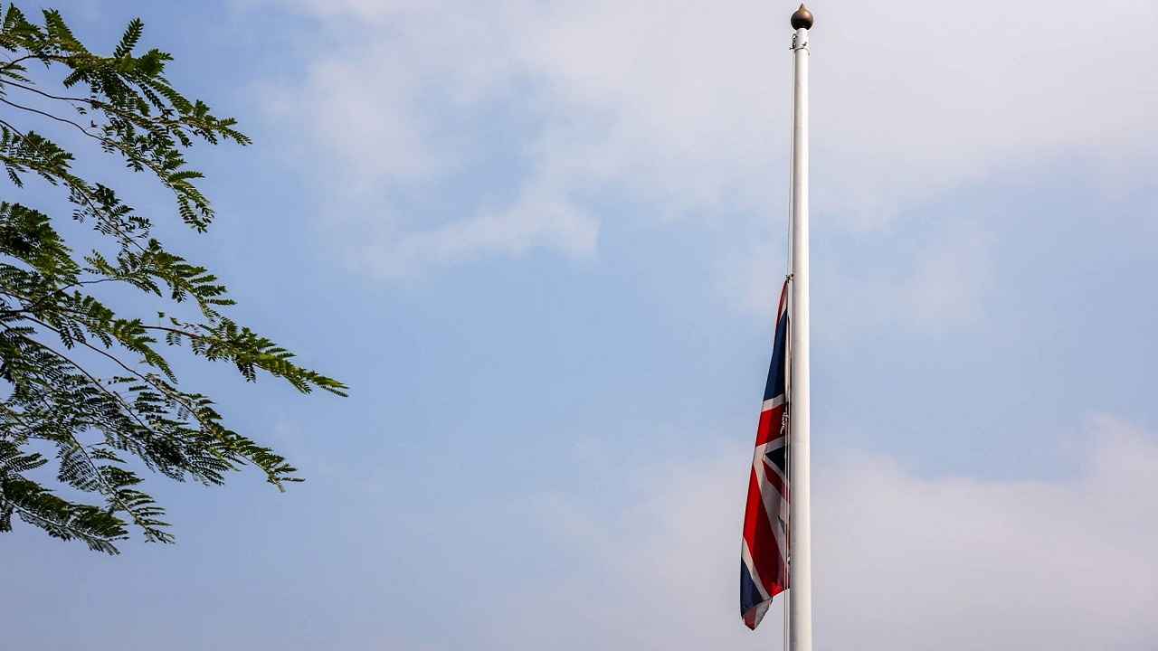 খালেদা জিয়ার সম্মানে জাতীয় পতাকা অর্ধনমিত রাখল ব্রিটিশ হাইকমিশন