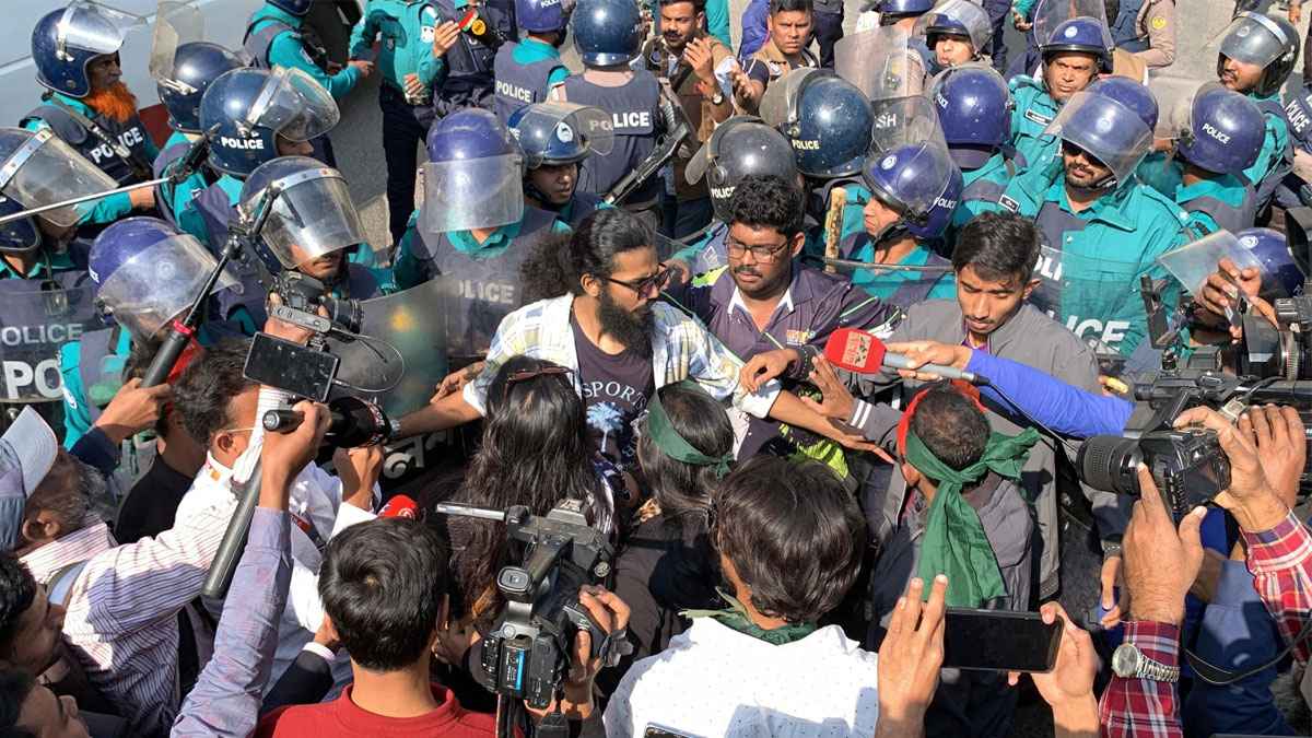 রাজশাহীতে সহকারী ভারতীয় হাইকমিশন অভিমুখে মিছিলে পুলিশের বাধা