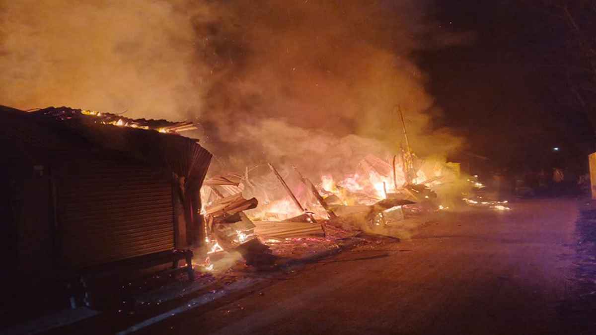 বাউফলে ৫ দোকান আগুনে পুড়ে ছাই