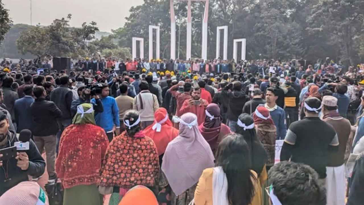 বিপদ দেখে পিছু হটলেন প্রাথমিকের শিক্ষকরা, রোববার থেকে নেবেন পরীক্ষা