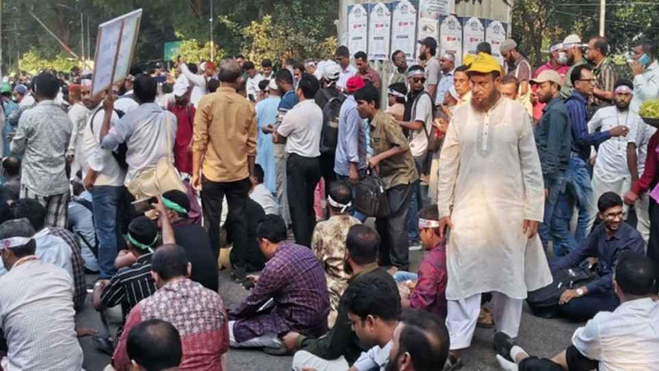 অন্দোলনের জেরে ‘কপাল পুড়ছে’ প্রাথমিকের শিক্ষকদের