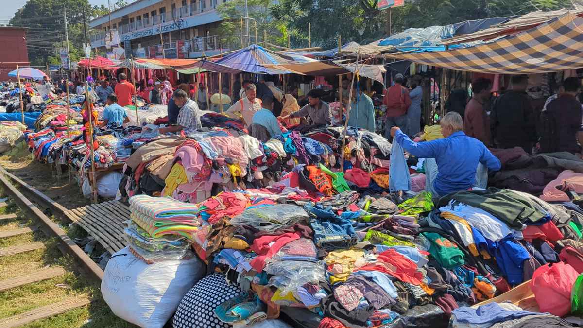 রাজবাড়ীতে জমে উঠেছে পুরাতন শীতবস্ত্রের বেচাকেনা