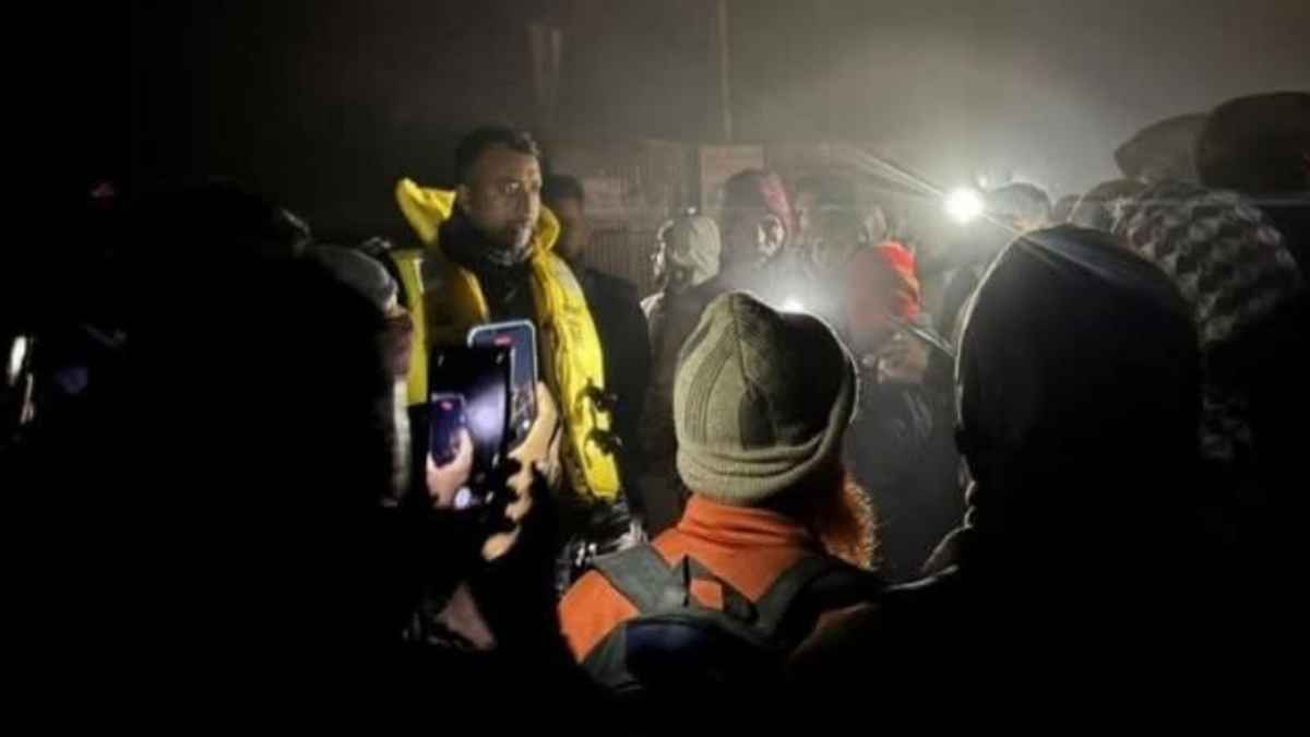 ৯৯৯ ফোন করে উদ্ধার হলো লঞ্চের যাত্রীরা