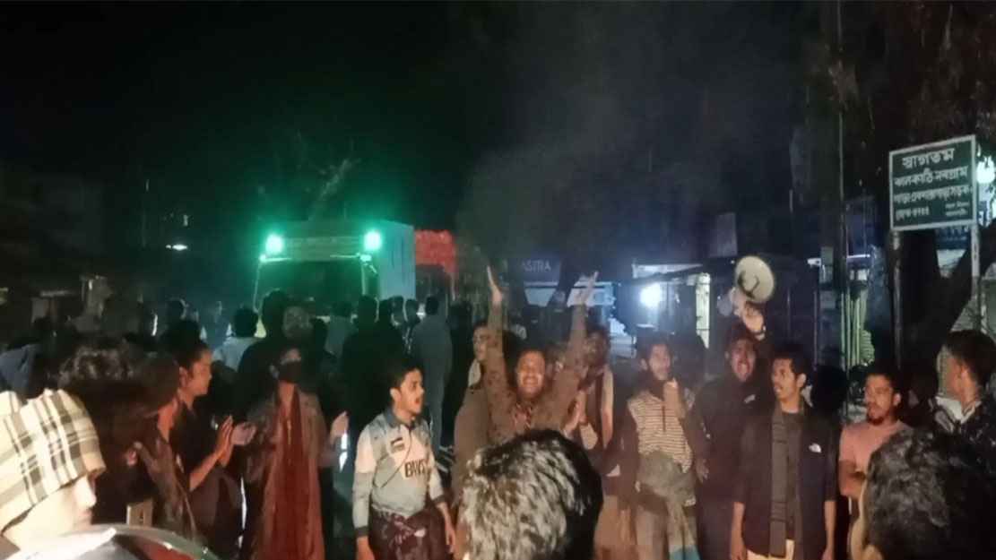 হাদির মৃত্যু সংবাদে নিজ জেলা ঝালকাঠিতে মহাসড়ক অবরোধ