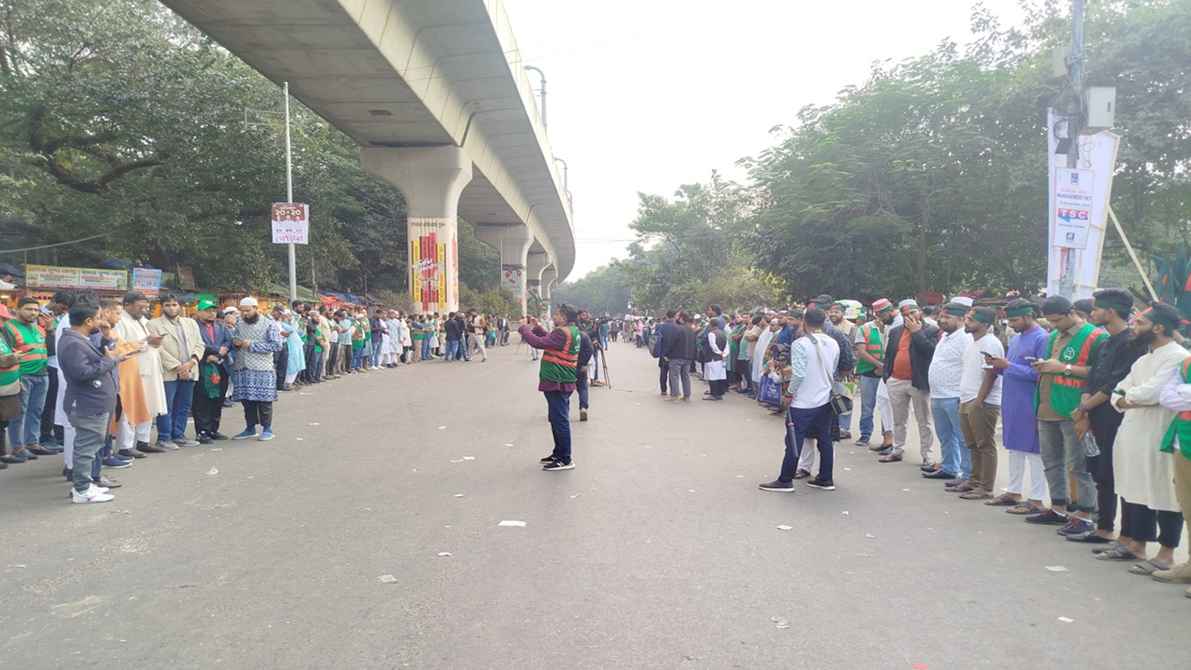হাদিকে শেষ বিদায় জানাতে শাহবাগে অপেক্ষায় ছাত্র-জনতা
