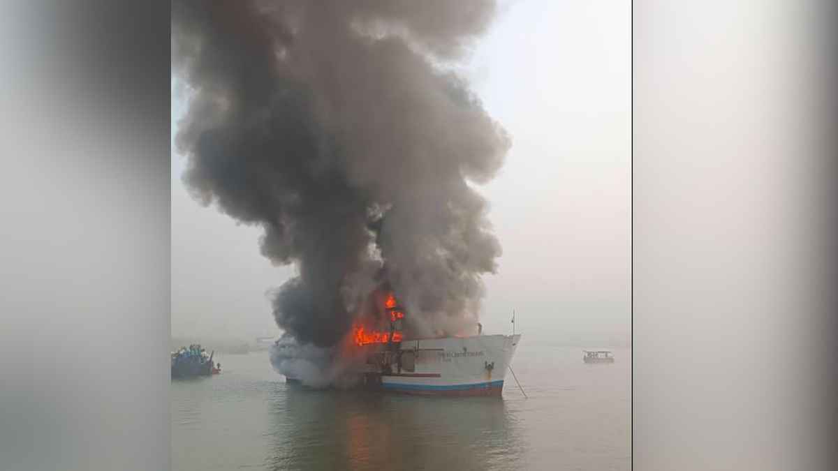 সেন্ট মার্টিনগামী জাহাজে আগুন