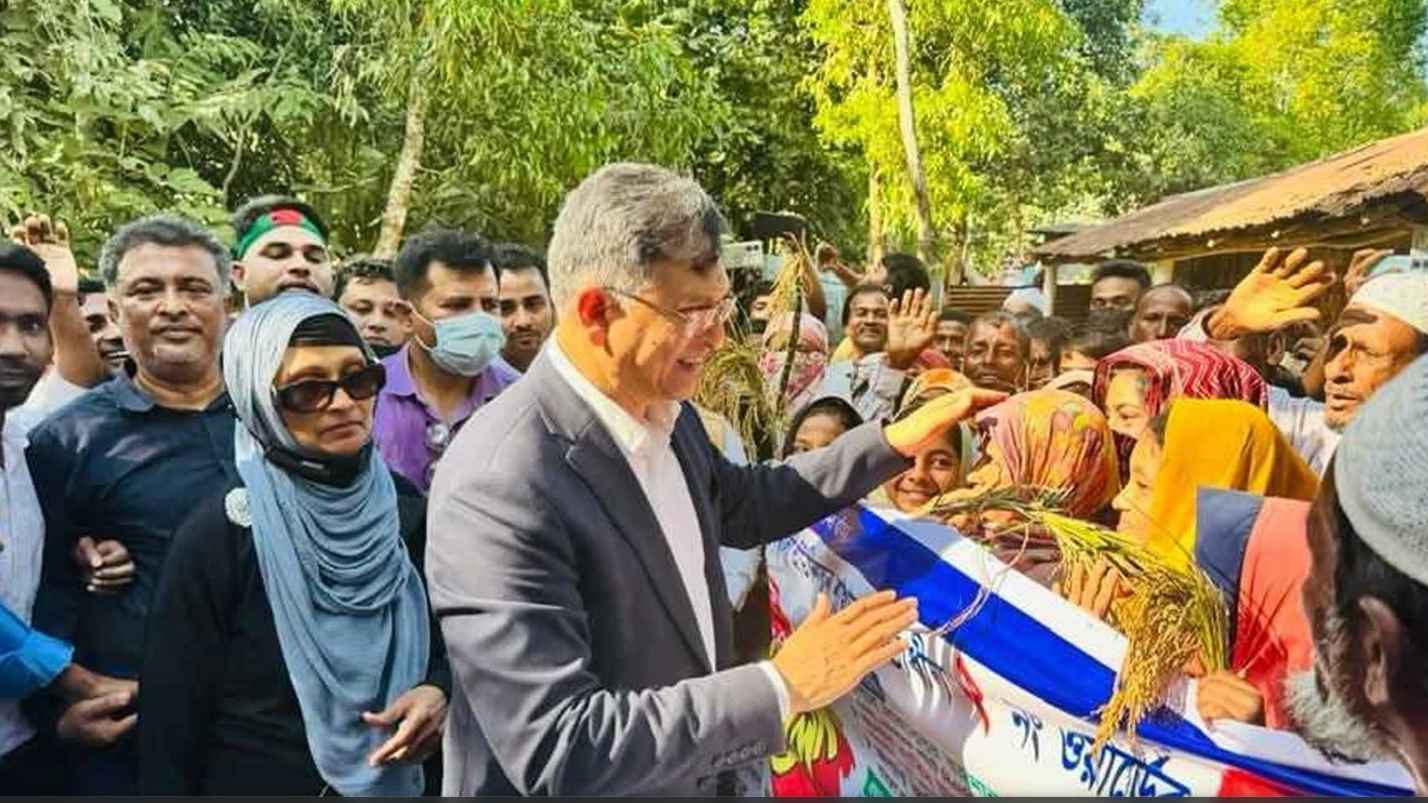 চকরিয়ায় বিএনপি নেতা সালাউদ্দিনের গণসংযোগ 