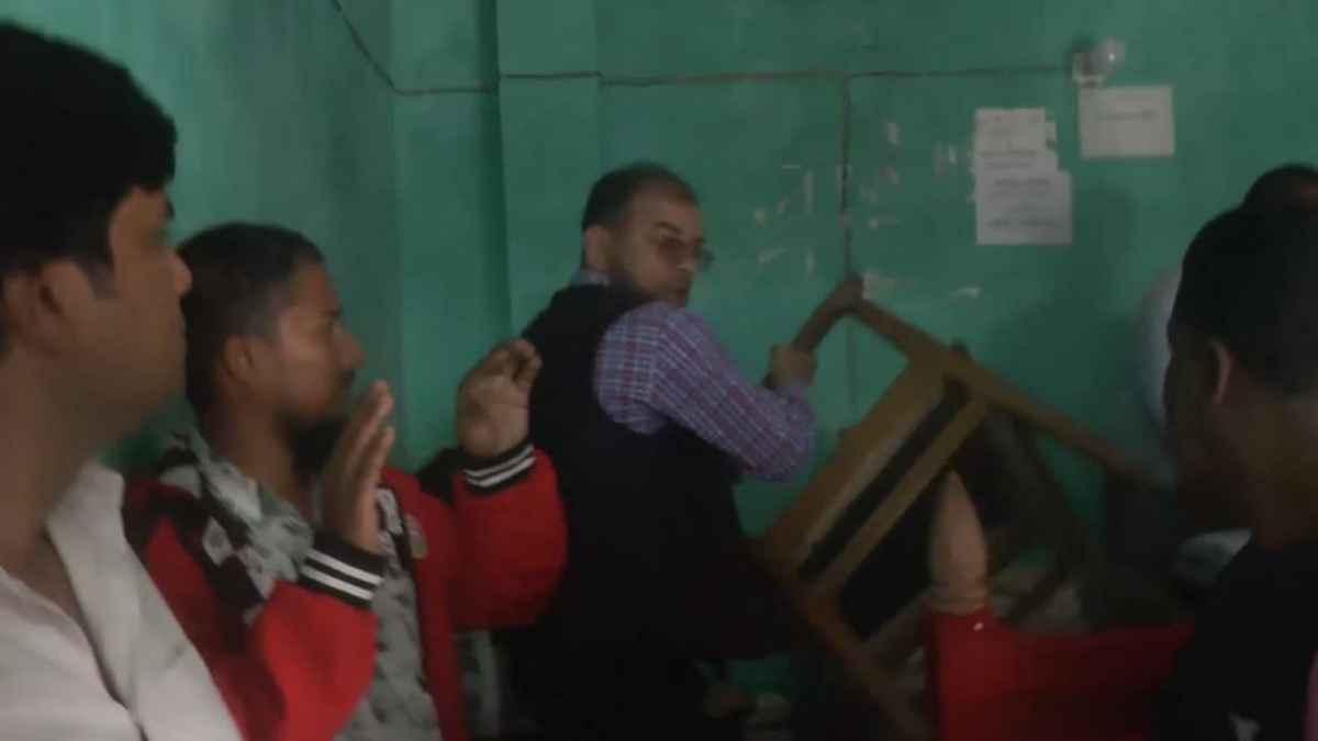 সাভারে সেটেলমেন্ট কার্যালয়ে সাংবাদিকদের ওপর হামলা