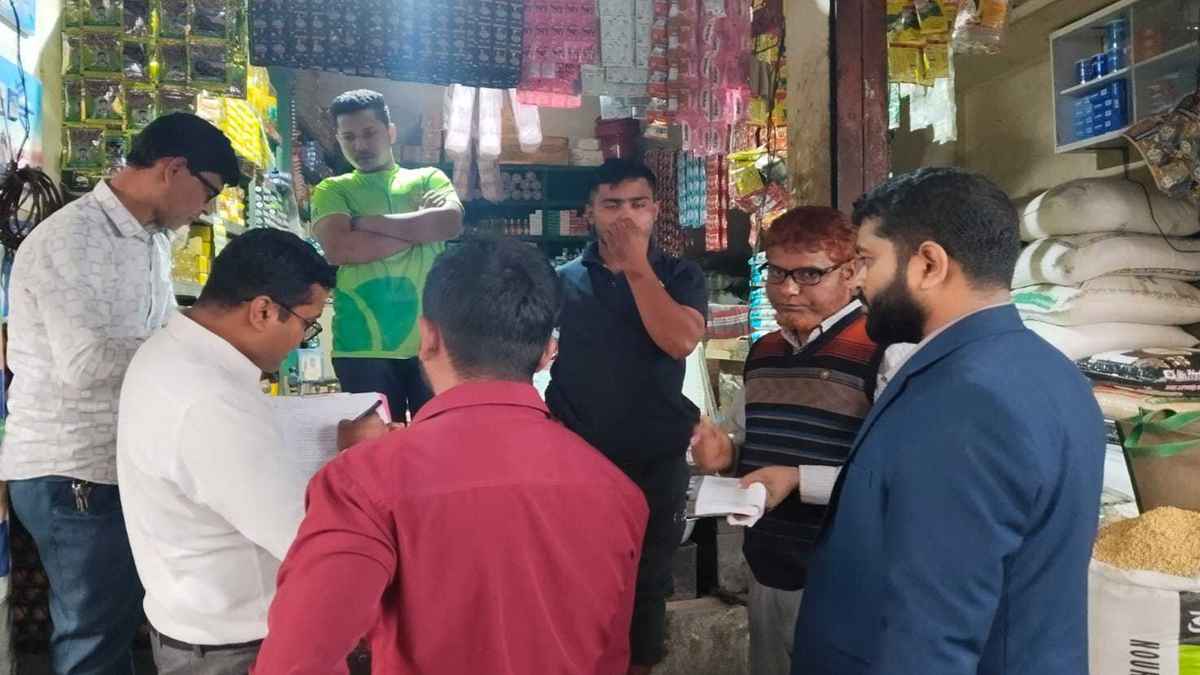 শেরপুরে ৮৮ কেজি পলিথিন জব্দ, দুই ব্যবসায়ীকে জরিমানা