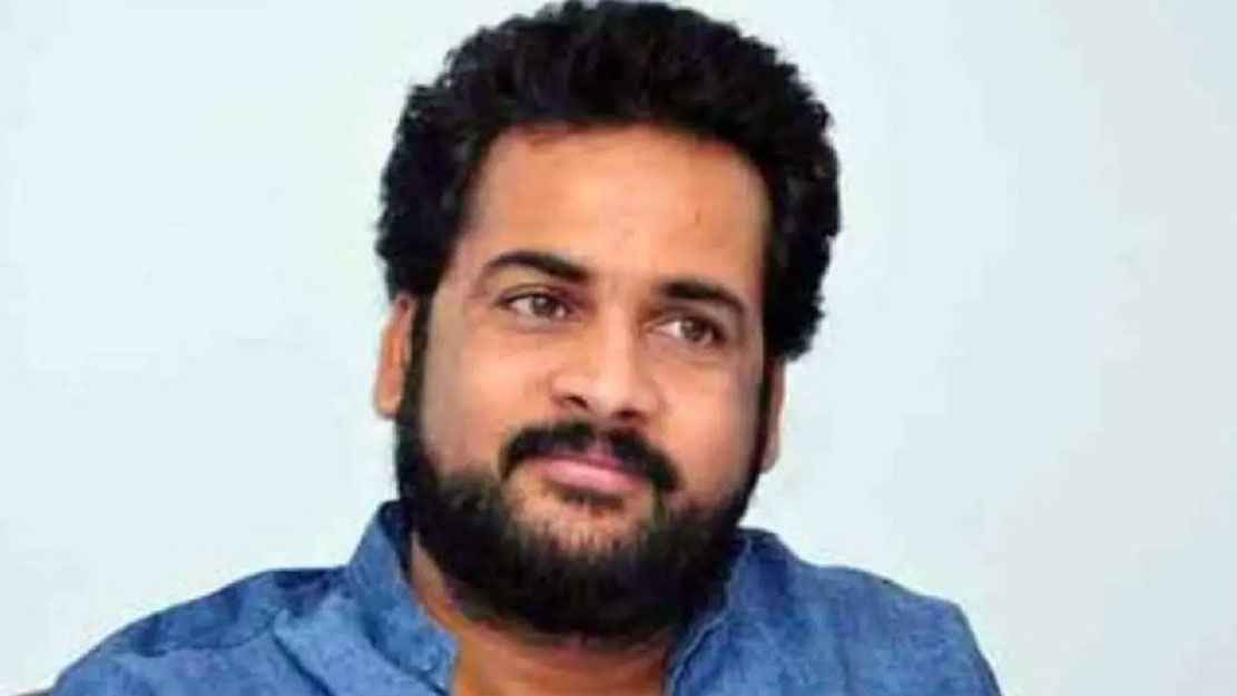 অতিরিক্ত খোলামেলা পোশাক পরা অভিনেত্রীদের উচিত না: শিবাজি 