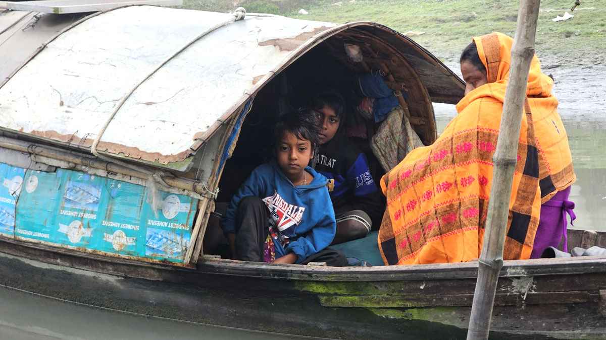 তীব্র শীতে বিপাকে মুন্সিগঞ্জের ৯২টি ভাসমান বেদে পরিবার