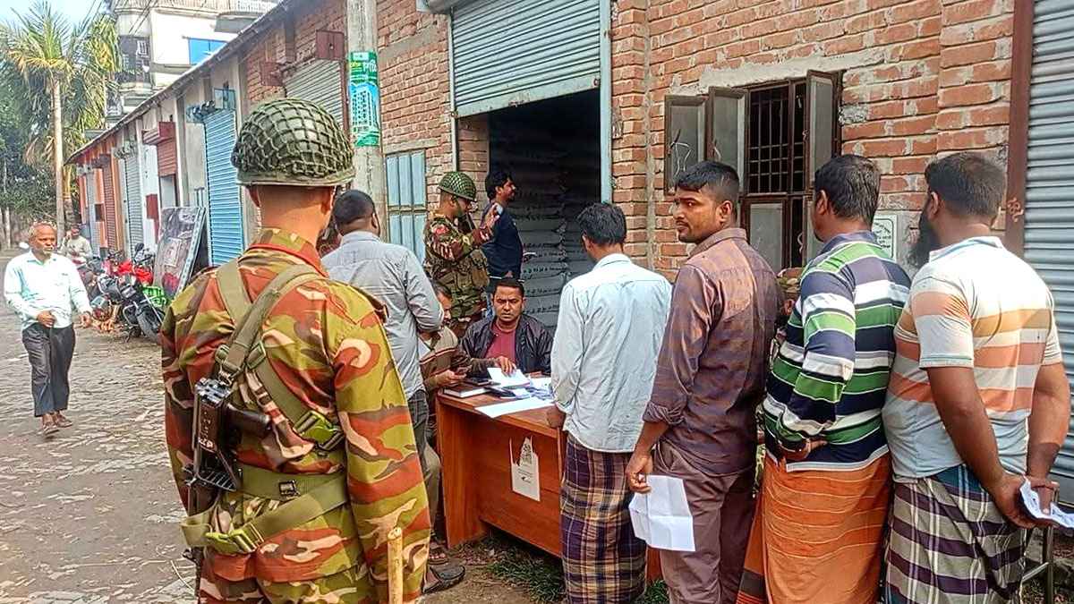 সেনা অভিযানে গোপন গুদাম থেকে বিপুল পরিমাণ সার উদ্ধার