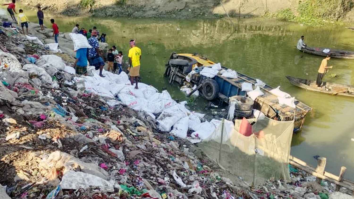 মানিকগঞ্জে ৫ শতাধিক বস্তা সারবোঝাই ট্রাক উল্টে নদীতে