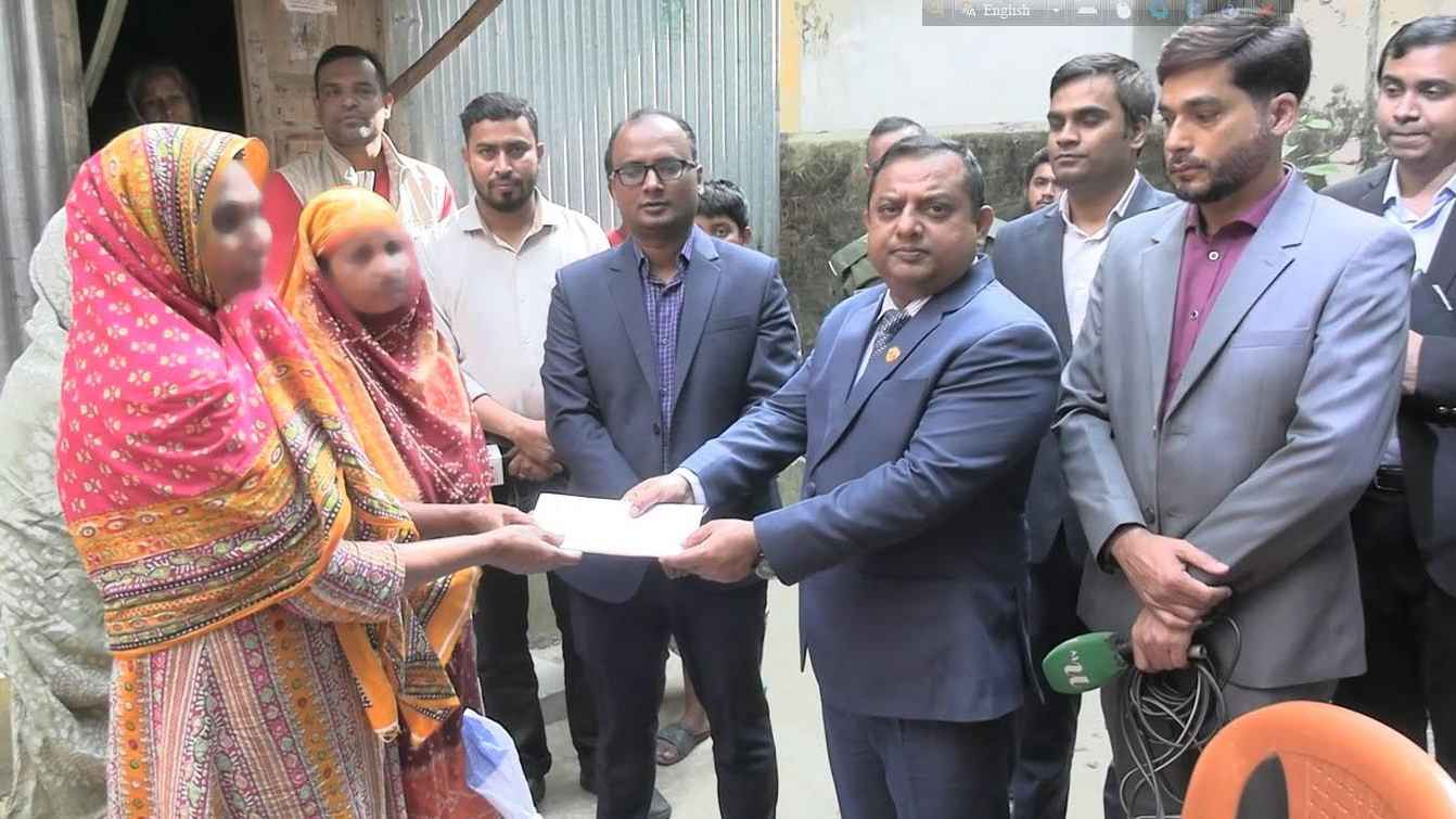 সিরাজগঞ্জে ২ শহীদ জুলাই যোদ্ধা পরিবারকে আর্থিক সহায়তা