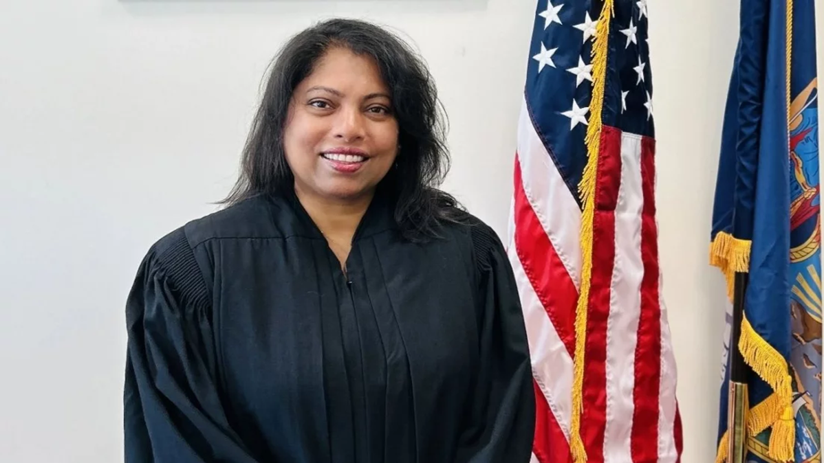 কোরআন ছুঁয়ে শপথ নিয়ে মার্কিন বিচারপতি হলেন বাংলাদেশি নারী