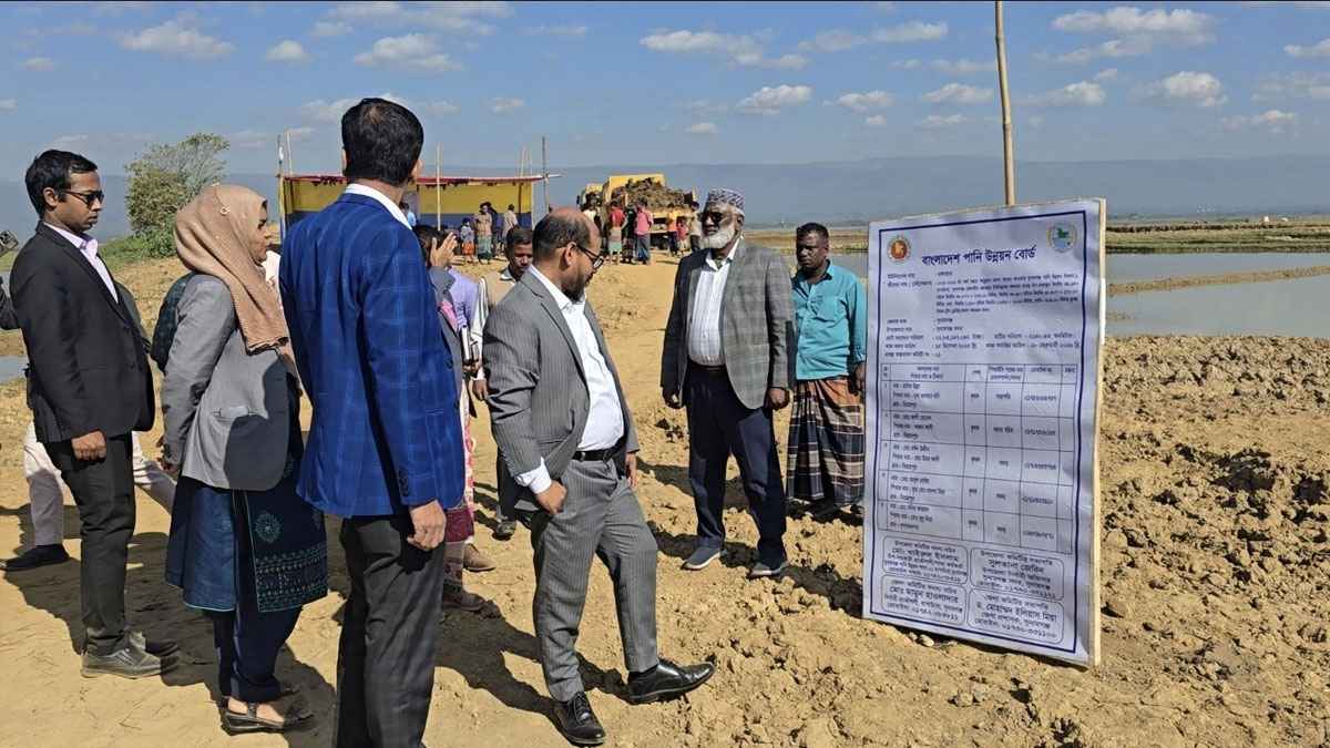সুনামগঞ্জ হাওরে একযোগে শুরু ১২ উপজেলায় ফসল রক্ষা বাঁধের কাজ