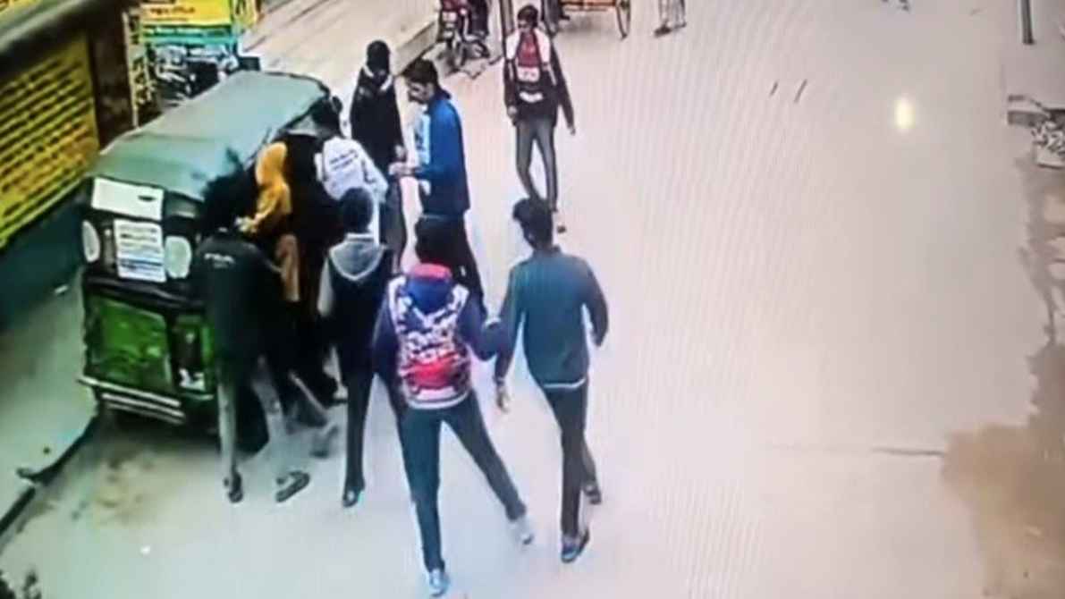 সিরাজগঞ্জে প্রকাশ্য দিবালোকে কলেজছাত্রকে কুপিয়ে হত্যা